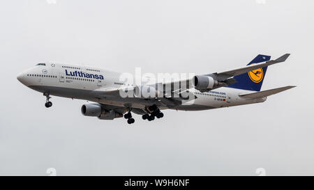 Lufthansa Boeing 747-4 Landung an einem bewölkten Tag in Toronto Pearson Intl. Flughafen. Stockfoto