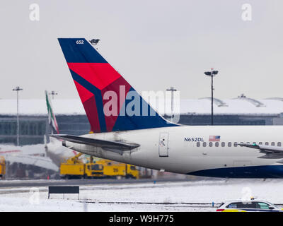 Delta Airline Boeing 757 Schwanz an der Toronto Pearson International Airport nach enteisung an einem verschneiten Morgen. Stockfoto