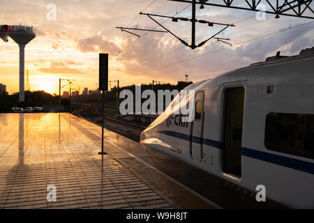 Yichang China, 11. August 2019: Kopf eines chinesischen Hochgeschwindigkeitszug CRH bei Sonnenuntergang bei Yichang in China Stockfoto