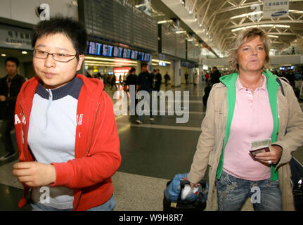 Der frühere schwedische Frauen Fußball-Trainer Marika Domanski-Lyfors (rechts) kommt an einem Flughafen in Peking als sie eingestellt wird, der nächste Trainer der Maschinen zu werden. Stockfoto