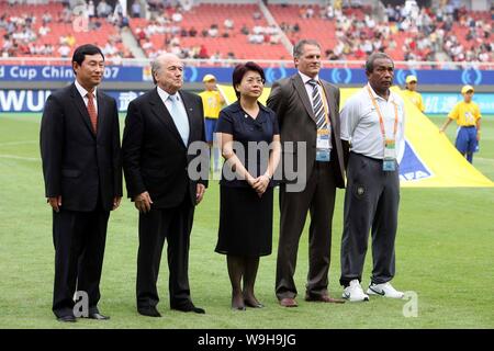 FIFA-Präsident Joseph Sepp Blatter, zweite links, Haltungen mit Nan Yong, Links, Vizepräsident der Chinese Football Association, und weiteren Beamten während Stockfoto