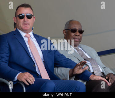 Henry Louis 'Hank' Aaron, Hall of Famer, der 755 Karriere Home Runs hatte, ist mit 86 gestorben. Gezeigt hier auf dem MLB Cooperstown HOF 2019 mit Jim Thome Stockfoto