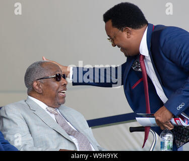 Henry Louis 'Hank' Aaron, Hall of Famer, der 755 Karriere Home Runs hatte, ist mit 86 gestorben. Gezeigt hier auf dem MLB Cooperstown HOF 2019 mit Pedro Martinez Stockfoto