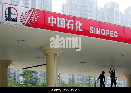 --DATEI-- Ansicht einer Tankstelle von Sinopec in Shanghai, September 2005. Chinas Sinopec unterzeichnete einen zwei Milliarden Dollar-Vertrag mit dem Iran, um Öl fr zu Pumpen Stockfoto