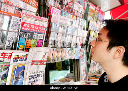 Ein chinesischer Mann sieht einen BusinessWeek China Magazin an einem Zeitungskiosk in Shanghai, 16. März 2006. Stockfoto