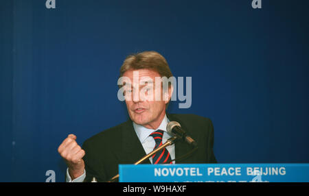 Der französische Außenminister Bernard Kouchner, spricht während einer Pressekonferenz in Beijing, 31. Oktober 2007. Stockfoto