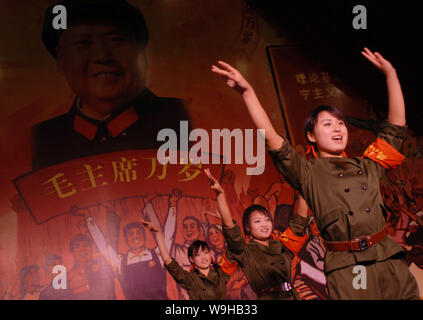 Chinesischen Kellner wie roter Schutz während der Kulturrevolution Frist erbringen revolutionäre Lieder und Tänze in einer kulturellen Revolution themed r Stockfoto