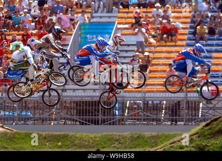 BMX-Radfahrer nehmen einen Sprung während der mens Viertelfinale der Good Luck Beijing 2007 UCI BMX Supercross-WM in Peking den 21. August 2007. Donny Robi Stockfoto