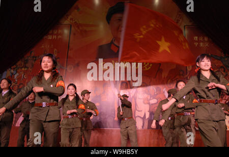 Chinesischen Kellner wie roter Schutz während der Kulturrevolution Frist erbringen revolutionäre Lieder und Tänze in einer kulturellen Revolution themed r Stockfoto