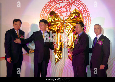 John Shelley, rechts, Senior Executive Vice President, Li Lihui, zweite links, Präsident der Bank of China (BOC) und andere chinesische Beamte an der openi Stockfoto