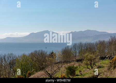 Blick auf die Insel Arran von Ettrick Bay auf der Isle of Bute. Stockfoto