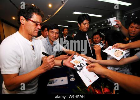 Real Madrid Football Club Head Coach Fabio Capello, Links, Anzeichen für chinesische Fußball-Fans während der Sitzung in Xiamen, im Südosten Chinas Provinz Fujian Stockfoto