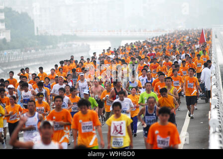 Zehntausende Teilnehmer nehmen an der Xiamen International Marathon in Xiamen, im Südosten Chinas Provinz Fujian, 31. März 2007. Li Hong Stockfoto