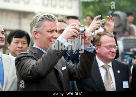 Prinz Philippe von Belgien, vorn, gefolgt von anderen Beamten besucht die Szene der Produktion von Chinese-Belgian film San Mao zu einem Film productio Stockfoto