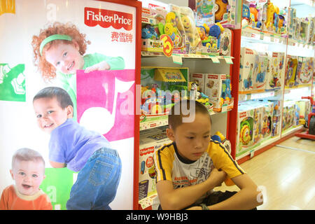 Ein chinesischer Junge wählt Fisher-Price-Spielzeug an einer Shopping Mall in Shanghai, 17. August 2007. Mattel, die größte US-Toy company, erinnerte sich Millionen von C Stockfoto