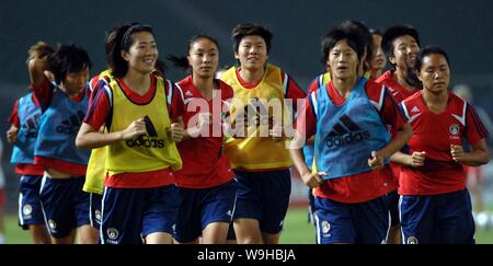 Spieler der chinesischen nationalen Frauen Fußball-Team während einer Schulung für die FIFA Frauen-WM 2007 in Wuhan, China Hubei Provinz 11. Stockfoto