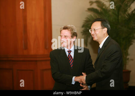 Der chinesische Außenminister Yang Jiechi (rechts) schüttelt Hände mit der französische Außenminister Bernard Kouchner, vor einer Sitzung in der diaoyutai State Guest Stockfoto