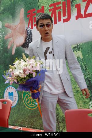 Hong Kong Schauspieler Tony Leung Gesten während einer Umweltschutz Kampagne in Xian, Provinz Shaanxi im Nordwesten Chinas, 22. April 2007 Stockfoto