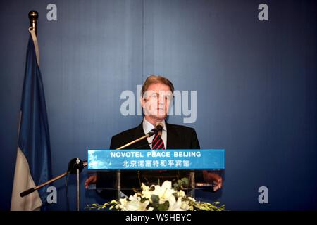 Der französische Außenminister Bernard Kouchner, spricht während einer Pressekonferenz in Beijing, 31. Oktober 2007. Stockfoto