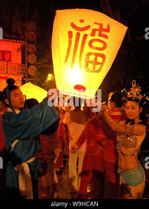 Chinesische Liebhaber fliegen Laternen Kongming, einer traditionellen chinesischen fliegende Laterne für Segen, während Qixi, wie der Traditionellen Chinesischen Valentines Tag bekannt, Stockfoto