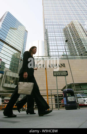 Hong Kong Passanten Spaziergang entlang Chater Road als Giorgio Armani Boutique ist im Hintergrund in Central, Hongkong, 27. September 2006 gesehen. Stockfoto