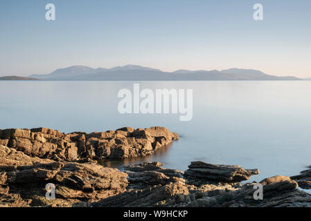 Blick auf die Insel Arran von Ettrick Bay auf der Isle of Bute. Stockfoto