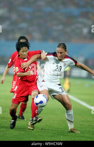 Om Jong lief von Nordkorea, Links, konkurriert mit Abby Wambach der Vereinigten Staaten während einer Gruppe B Spiel der 2007 FIFA Frauen-WM in Chengdu, Stockfoto