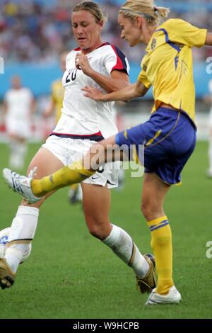 Abby Wambach der Vereinigten Staaten, Links, konkurriert mit Stina Segerstrom von Schweden während einer Gruppe B Spiel der 2007 FIFA Frauen-WM in Chengdu, Stockfoto