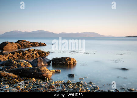 Blick auf die Insel Arran von Ettrick Bay auf der Isle of Bute. Stockfoto