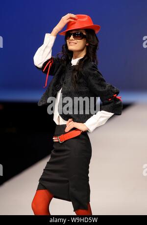 Ein Modell Paraden ein Design von der Französischen Irene Van Ryb Herbst/Winter 07-08 Collection während des 10. China Fashion Week in Peking, 25. März 2007. Stockfoto