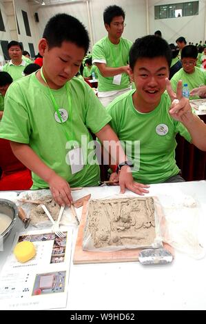 Massen der Teilnehmer machen Keramik bei einer Werbeveranstaltung für die 2007 Special Olympics World Summer Games in Shanghai Kinder Sozialstation in S Stockfoto
