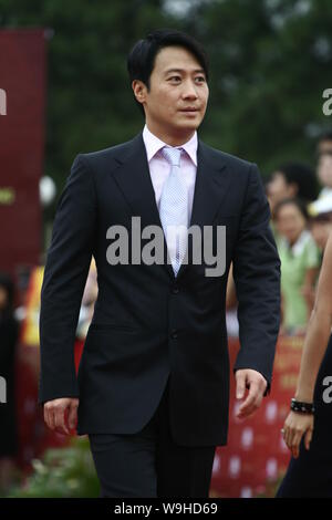 Hong Kong Schauspieler Leon Lai Posen auf dem roten Teppich auf der 12. jährlichen Hua Biao Auszeichnungen in Beijing, 26. August 2007. Hua Biao Awards ist eine Regierung fil Stockfoto