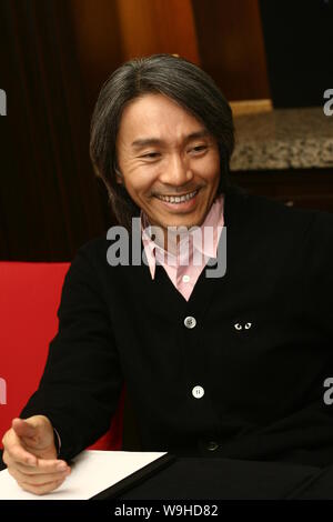 Hong Kong Schauspieler und Regisseur Stephen Chow lächelt während einer Pressekonferenz für seinen neuesten Film, changjiang Nr. 7 in Peking, 22. November 2007. Stockfoto