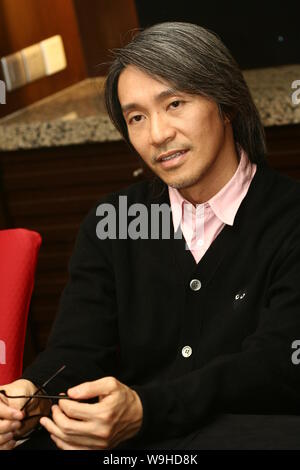 Hong Kong Schauspieler und Regisseur Stephen Chow spricht während einer Pressekonferenz für seinen neuesten Film, changjiang Nr. 7 in Peking, 22. November 2007. Stockfoto