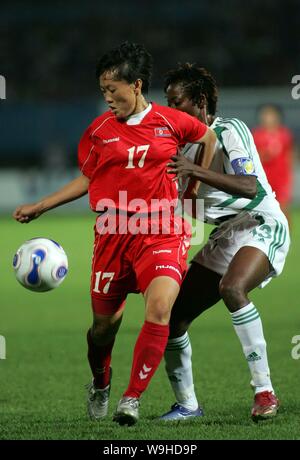 Kim Young Ae von Nordkorea, Links, konkurriert mit Christie George von Nigeria während einer Gruppe B Spiel der FIFA Frauen-WM 2007 in Chengdu, Süd Stockfoto