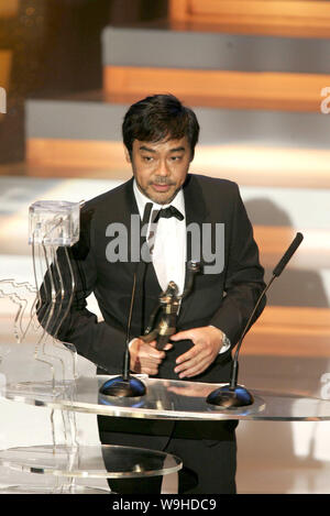 Hong Kong Schauspieler Lau Ching Wan reagiert, nachdem er die Besten Schauspieler bei der 26 Hong Kong Film Awards, 15. April 2007. Stockfoto