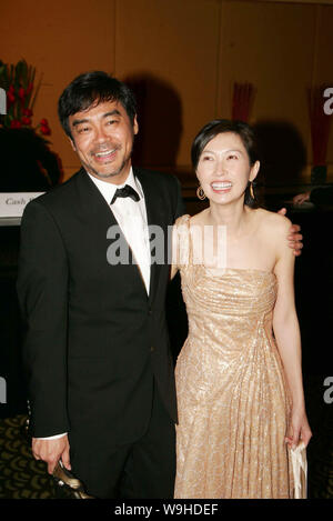 Hong Kong Schauspieler Lau Ching Wan und seine Frau reagieren, nachdem er die Besten Schauspieler bei der 26 Hong Kong Film Awards, 15. April 2007. Stockfoto