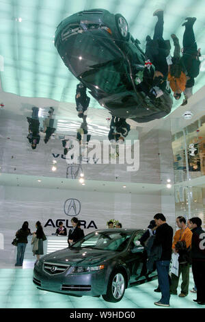 Besucher sehen ein Honda Acura TL bei 2006 Beijing International Automotive Exhibition in Peking vom 18. November 2006. Stockfoto