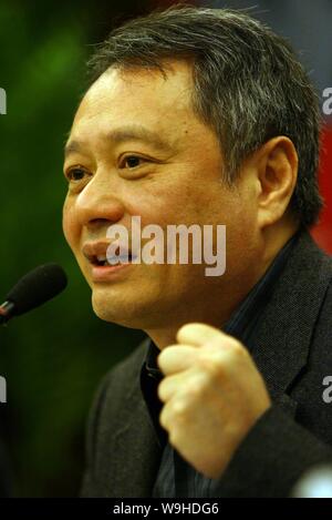 Der Taiwanesische Regisseur Ang Lee spricht während einer Werbeveranstaltung für sein Buch in Peking, 26. Dezember 2007. Stockfoto