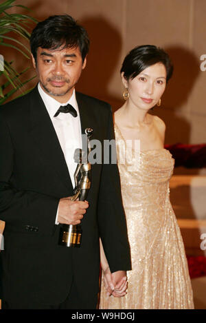 Hong Kong Schauspieler Lau Ching Wan und seine Frau nach dem Gewinn der Besten Schauspieler bei der 26 Hong Kong Film Awards, 15. April 2007. Stockfoto