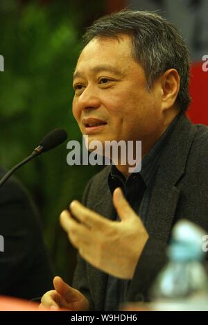 Der Taiwanesische Regisseur Ang Lee spricht während einer Werbeveranstaltung für sein Buch in Peking, 26. Dezember 2007. Stockfoto
