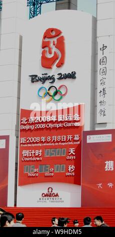Olympischen Spiele in Peking Countdown Uhr Zeichen zeigt die 500-tägigen Countdown für die Olympischen Spiele 2008 in Peking in Peking, 27. März 2007 Stockfoto