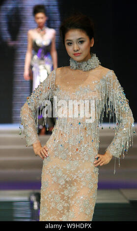 Ein Modell geht auf dem Laufsteg tragen Sophia Hochzeit Kleid Hochzeit Kleid während der China International Expo in Peking, 2. März 2007 Stockfoto