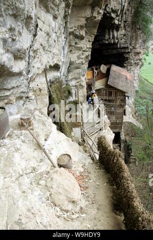 Anzeigen einer zivilen Haus auf der Klippe in Wuyang Dorf, Fengdu County, Chongqing Gemeinde Stockfoto