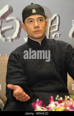 Hong Kong Star Aaron Kwok gekleidet in traditionelle chinesische Outfit kommt für eine Pressekonferenz von seinem neuesten Film in Peking, 5. Februar 2007 Stockfoto