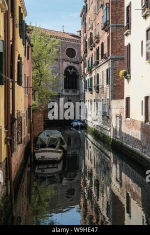 Die Scuola Grande di San Giovanni an einem Kanal, Venedig Stockfoto