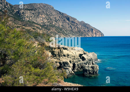 Insel Karpathos - vananda Küste, wunderschöne Bucht, die von einem Pinienwald umgeben, Ägäis, Dodekanes, Griechenland Stockfoto