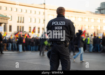 Ein Berlin (Deutsch) Polizisten bewacht eine Demonstration Stockfoto