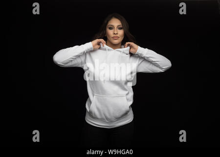 Attraktive junge Frau in einem weißen T-Shirt. Mock-up. Stockfoto