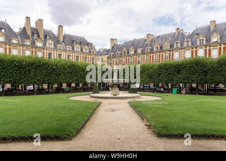 Paris Place des Vosges - Blick auf den Place des Vosges und einer seiner vier Brunnen im Marais-Viertel von Paris, Frankreich, Europa. Stockfoto